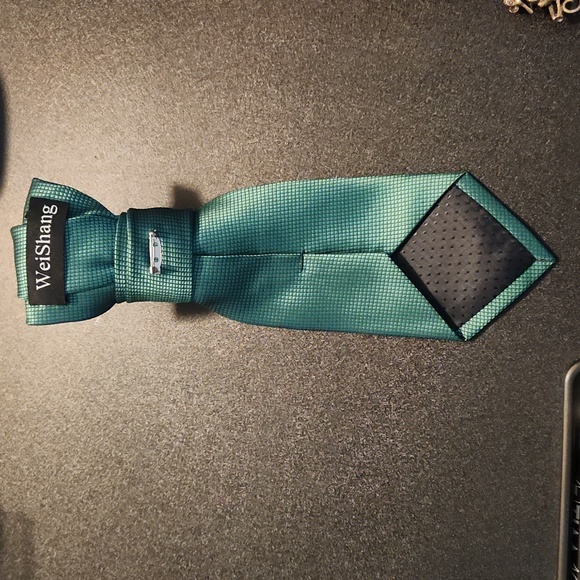 Necktie Necklace - Picture 5 of 6